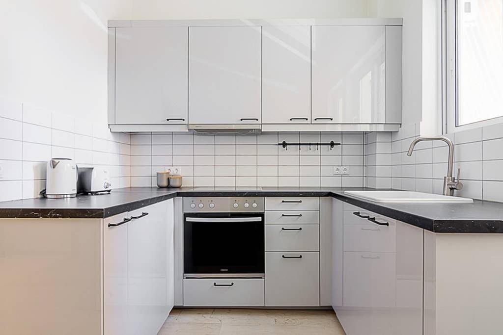 Cozy Flat With 1 Bedroom Next To Metro Station Atena Exterior foto