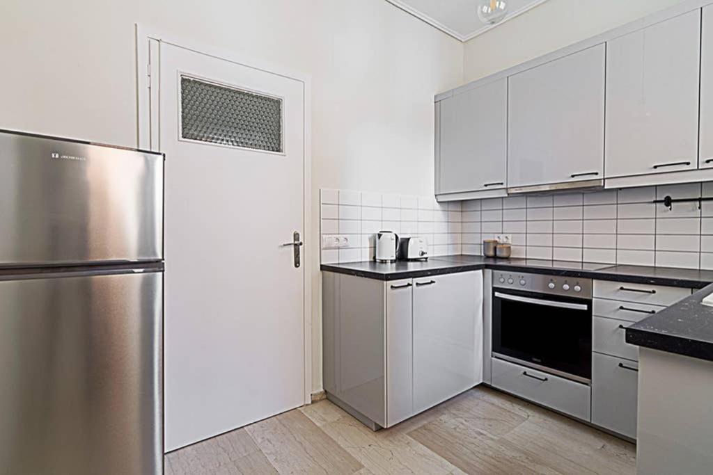 Cozy Flat With 1 Bedroom Next To Metro Station Atena Exterior foto